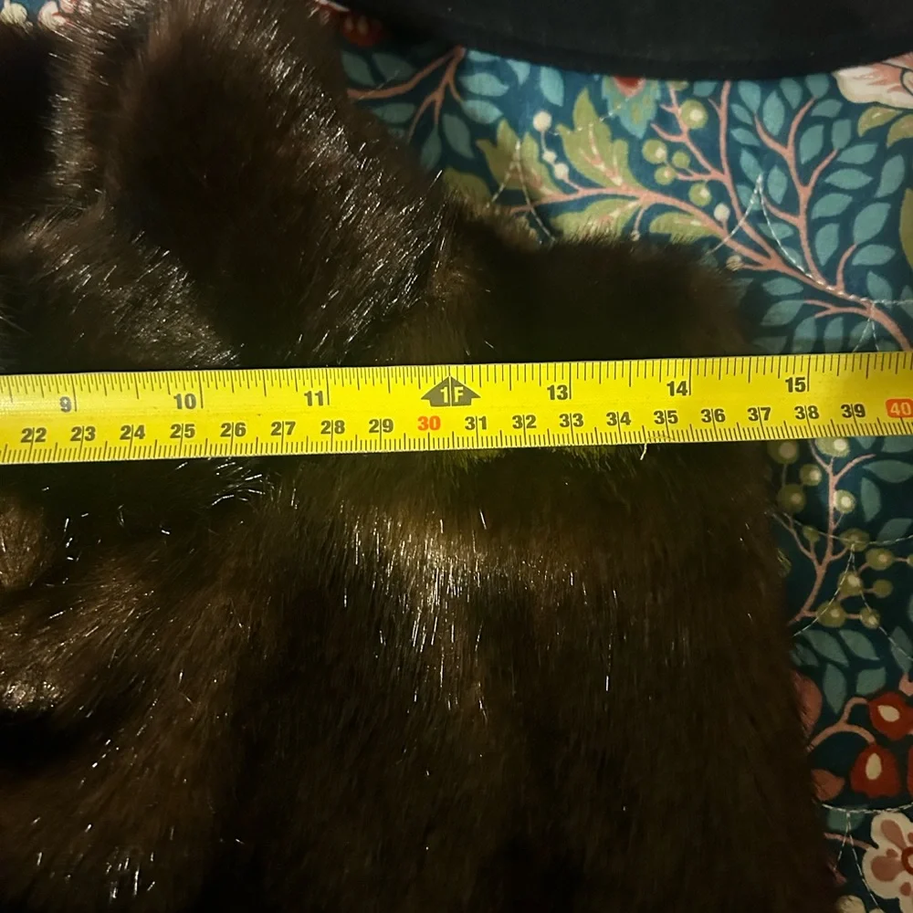 Jones New  YORK, Beautiful faux fur vest jacket is dark - Picture 7 of 11